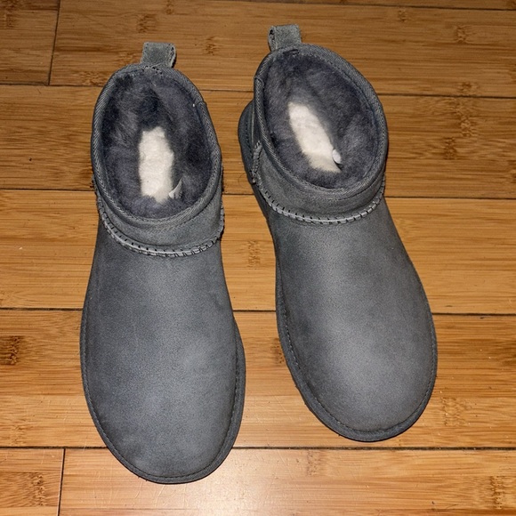 Ultra Mini Classic Boot (Woman) - Picture 2 of 4